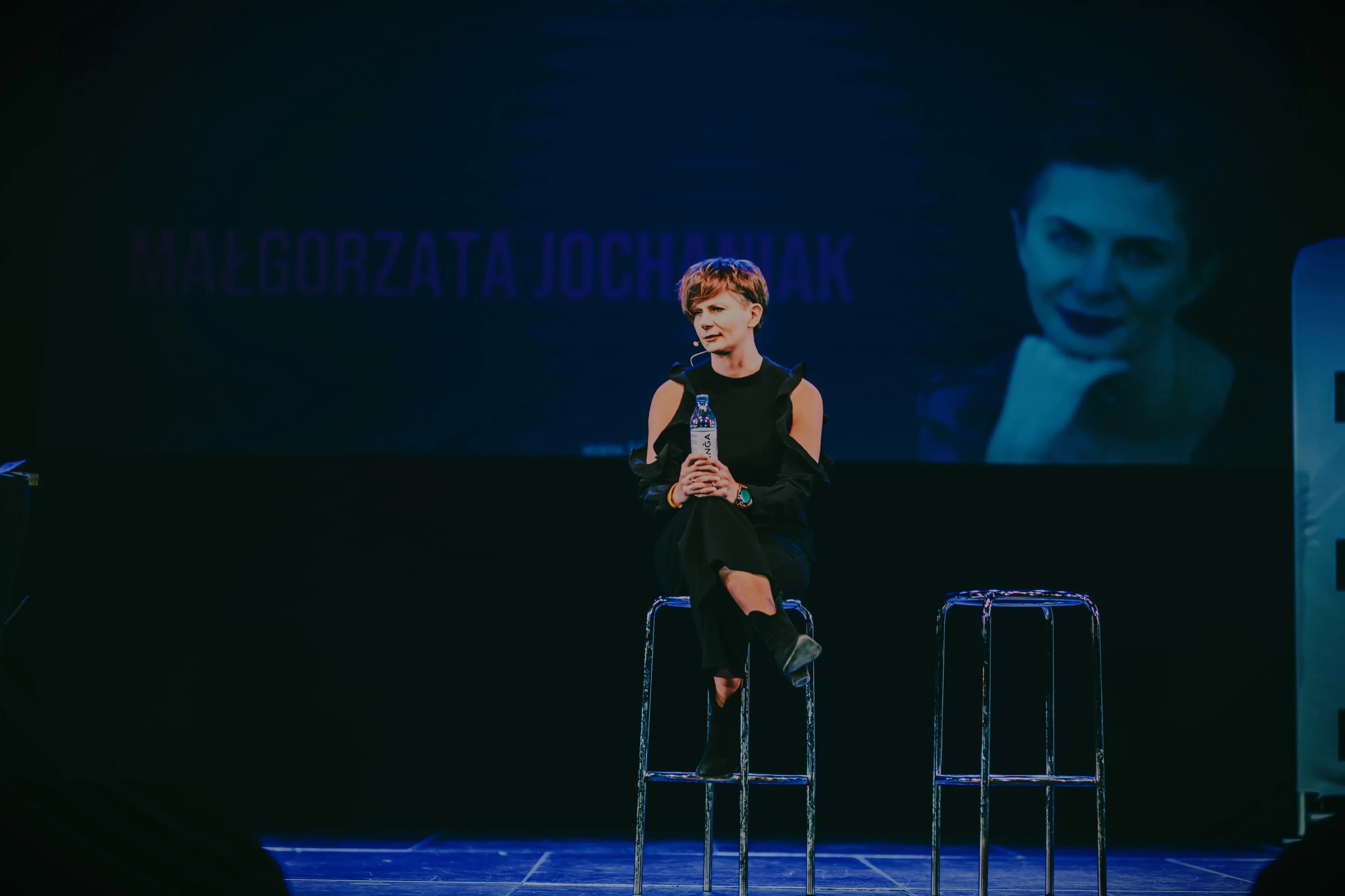 Małgorzata Jochaniak MJ na scenie przed publicznością.