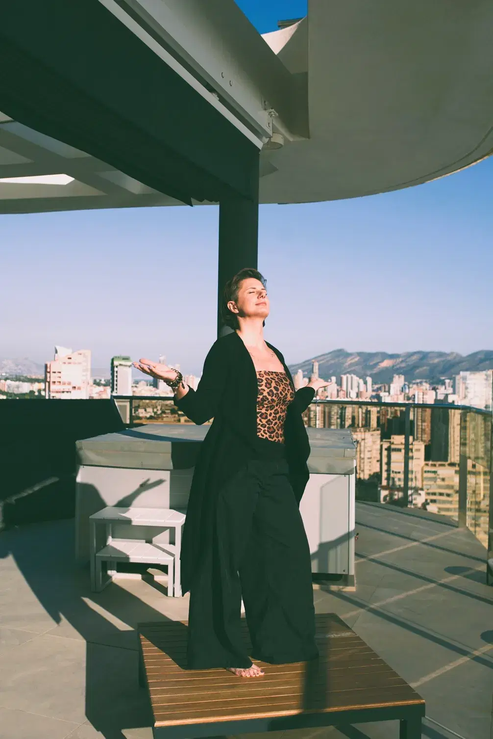 Małgorzata Jochaniak MJ w stylowym ubraniu prezentująca swój autentyczny styl